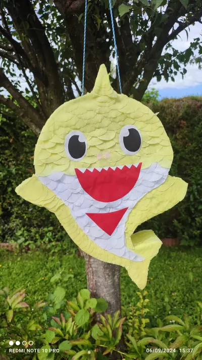 PINATA BEBE REQUIN JAUNE H40xP10xL34 - NEUF - Jeux & Jouets - Bussy-Saint-Georges (77600)