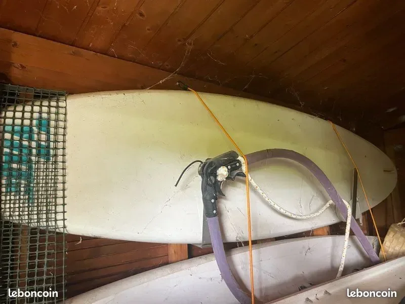 Planche a voile Blanche avec voile apprendre a die - Nautisme - Meyzieu (69330)