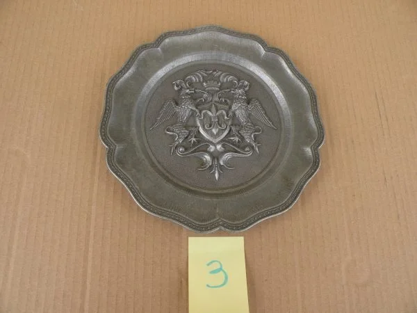 Assiette plate étain 22 cms fleur de lys - Collection - Corbeilles (45490)