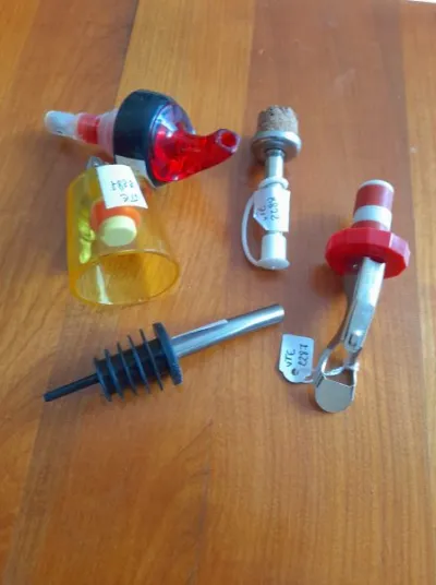Lot 2 bouchons et 3 verseurs à bouteille hermétiqu - photo 2