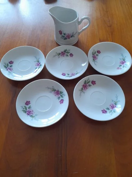 Ensemble 5 sous tasses - soucoupes et pichet - Collection - Saint-Satur (18300)