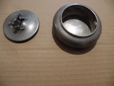 Bonbonnière ou boîte à bijoux en étain - Collection - Corbeilles (45490)