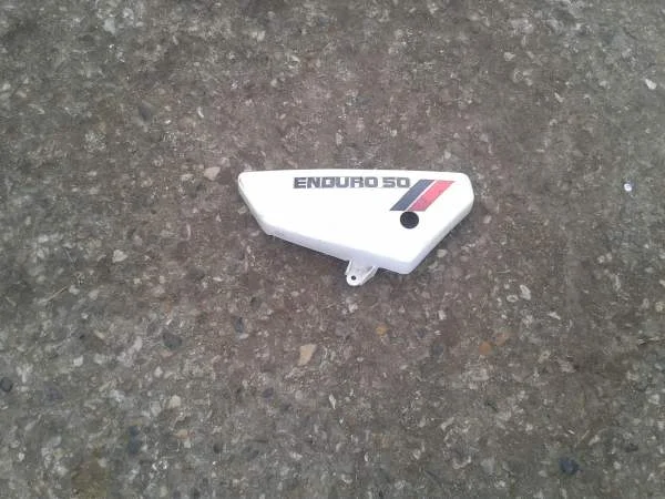 Cache latéral droit yamaha 50 dt 1977 - Équipements Moto - Dampleux (02600)