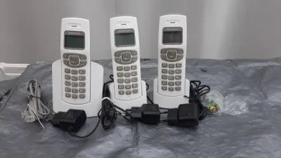 Trois téléphones - photo 3