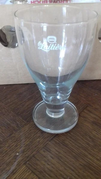 1 coupe à glace sur piéd "la laitière" - Collection - Saint-Satur (18300)