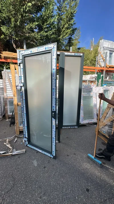 Porte d’entrée avec un fixe en alu 7016 vitrée - Bricolage