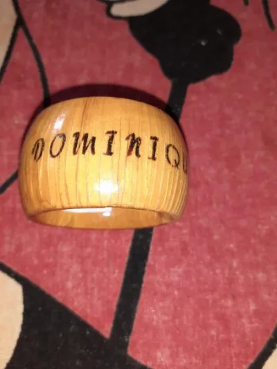 Rond de serviette en bois rond gravé " dominique " - Bricolage - Saint-Satur (18300)