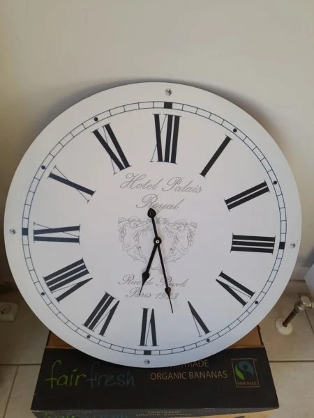 Grande horloge murale ronde - hotel palais royal - Décoration - Saint-Satur (18300)