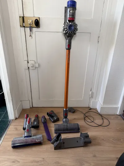 Dyson V8 Absolute+ HS avec embouts - Électroménager